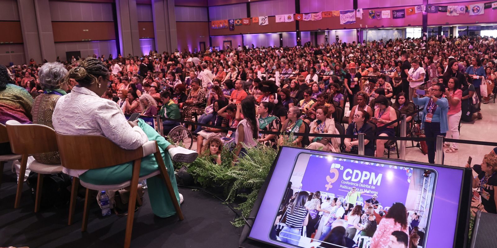 Conferencistas exigem políticas para todas as "mulheridades"