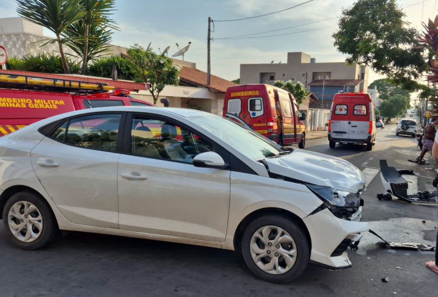 Acidente com carro e moto deixa duas pessoas ferida
