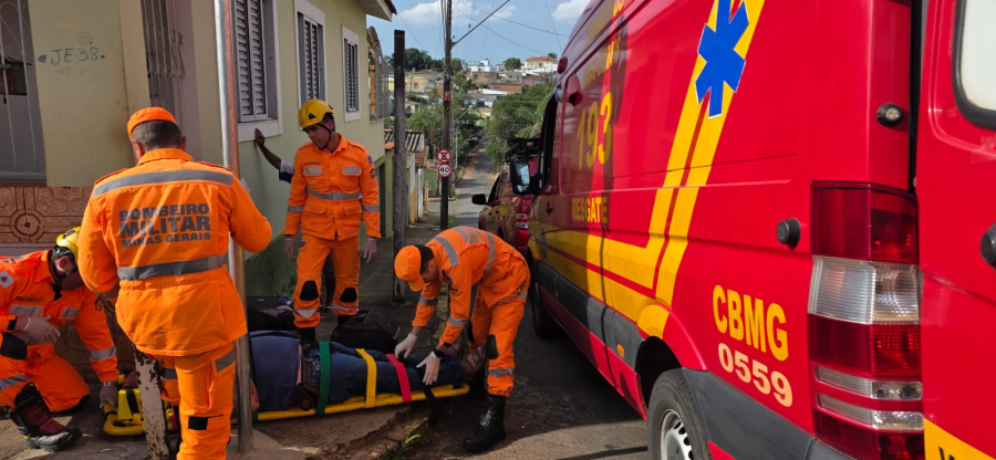 Homem resgatado pelos bombeiros após choque entre veículos