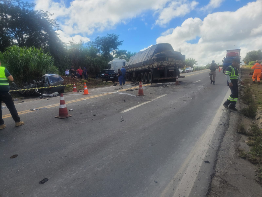 Mulher morre em acidente com carro e carreta na BR-146