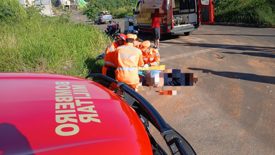 Acidente entre carro e moto resulta em vítima ferida 
