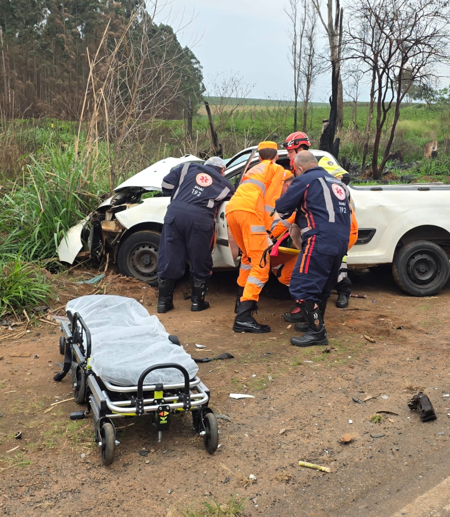 Homem gravemente ferido em colisão de automóvel e carreta