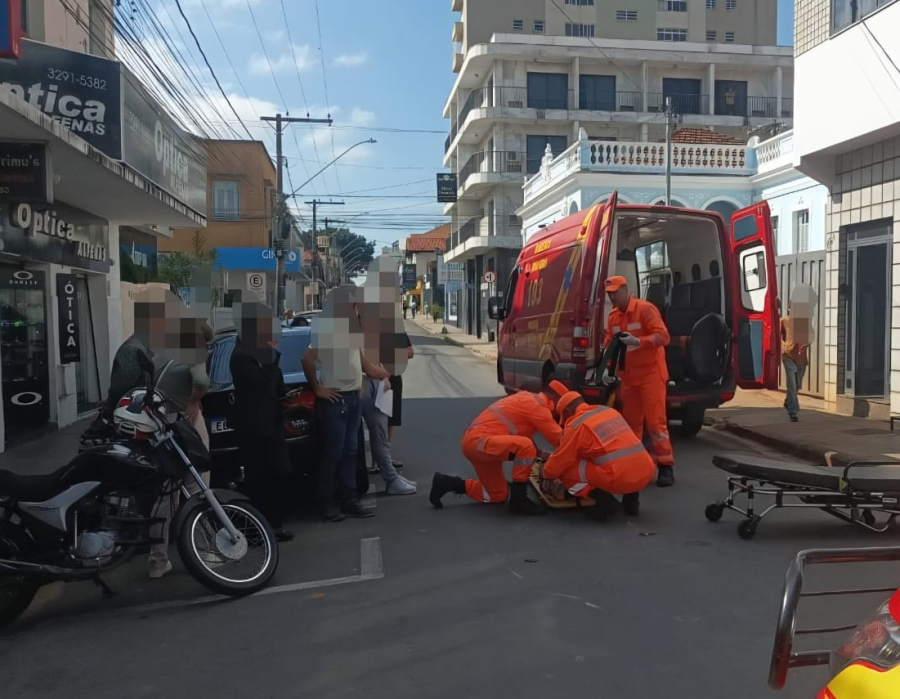 Idosa socorrida após atropelada por motocicleta 